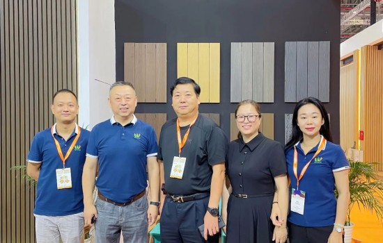 中國(guó)塑協(xié)塑木制品專委會(huì)參觀中國(guó)國(guó)際地面材料及鋪裝技術(shù)展覽會(huì)